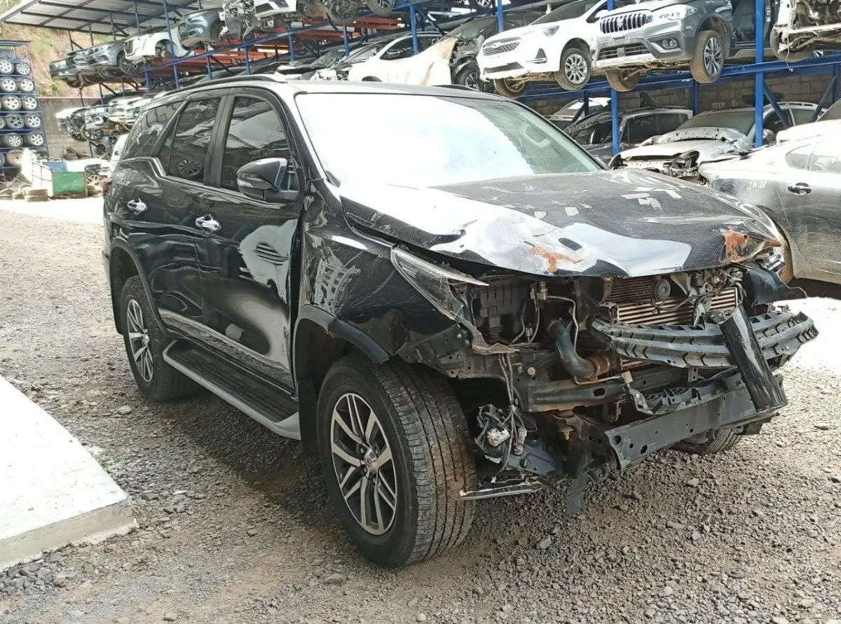 Toyota SW4 preta em desmonte no pátio da FR Auto Peças