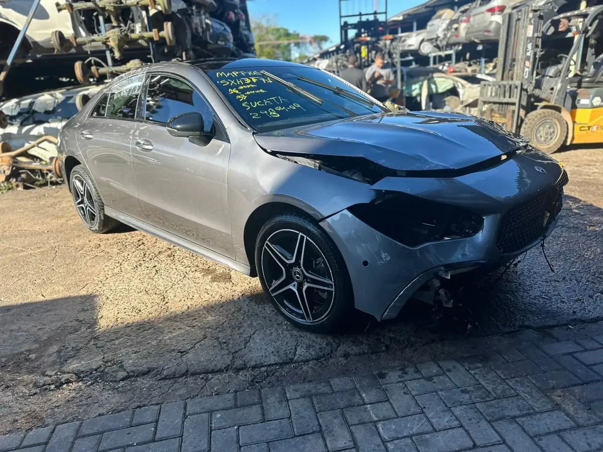 Mercedes-Benz prata em desmonte no pátio