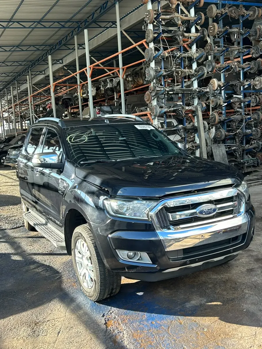 Ford Ranger preta no pátio de desmanche